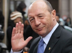 Траяна Бэсеску предложили вывести из парламента Молдовы в смирительной рубашке