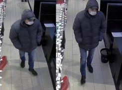 Мужчина в маске украл дорогой гаджет в кишиневском магазине и попал на видео