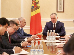 Додон на встрече с послами: Парламент вынуждает меня провести референдум