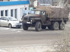 Шалару подогнал тягачи к танку, который хочет снести