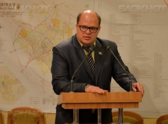 Муниципальный советник, подозреваемый в коррупции, подал в отставку