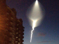 Снятое на видео потрясающее НЛО в небе над городами России оказалось секретной ракетой