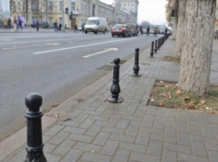 В Кишинёве по-прежнему паркуются на тротуарах, несмотря на столбики