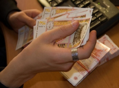 Учителям, медикам и силовикам Молдовы подняли зарплаты