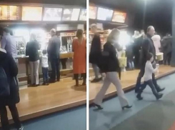 Игорь Додон наравне со всеми отстоял в в очереди за попкорном в кинотеатре