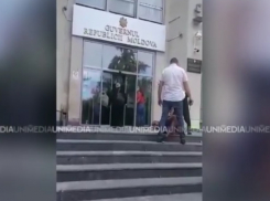 Захотел в тюрьму: мужчина напал на дверь в Дом правительства в Кишиневе