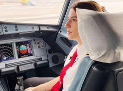В компании Air Moldova первая женщина-пилот - настоящая красавица 