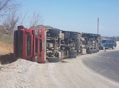 Дальнобойщик покалечил себя и жену, перевернувшись на крутом вираже в Бельцах