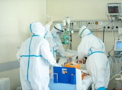 Врачи, лечащие ковид-пациентов, вынуждены черпать знания в интернете