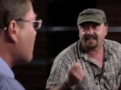 Украинский телеведущий в эфире облил политолога за «неправильные» слова о Донбассе и был прозван «петушком»