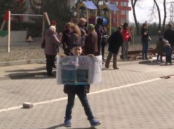 Десятки людей вышли на акцию протеста перед жилым комплексом «Пальмы и звезды» на Чеканах