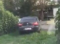 Проехавший по газону водитель попал на видео