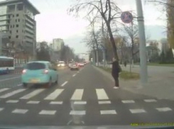 Возмутительное поведение столичных водителей у женщины на зебре попало на видео