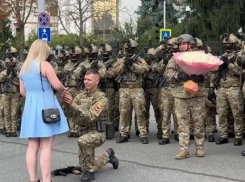 Перед парадом в Кишиневе военнослужащий сделал предложение девушке