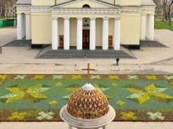 Скандальный цветочный ковер перед Кафедральным собором в Кишиневе уничтожили