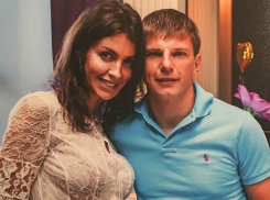 Жена Аршавина устроила дебош на борту самолета после того, как ее голая дочь обкакалась