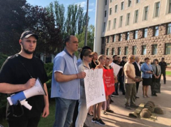 Активисты протестуют у парламента против переименования Дня Победы 