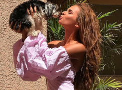 Полуобнаженная секс-бомба Ксения Дели занялась «любовью» с лохматым псом 