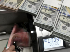 Евро и доллар продолжают падать в цене: курсы валют на четверг