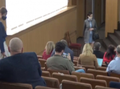 Соратник Майи Санду увлечен играми в телефоне вместо работы в мунсовете Кишинева