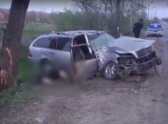 Чудовищный удар автомобиля Mercedes о дерево лишил жизни женщину под Тараклией