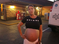 Беременную двойней женщину не впустили в кафе из-за голого живота