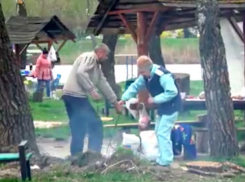 Вернувшиеся с кладбища жители Кишинева принялись жарить шашлыки в парках