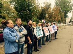 Жители Кишинева пикетировали здание Генпрокуратуры с требованием освободить политзаключенных