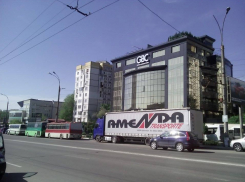 К офису Плахотнюка пригнали автобусы и фуру 