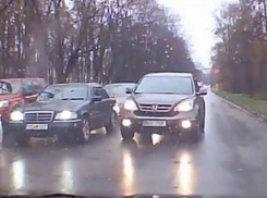 Автохам объехал пробку на «встречке» и спровоцировал столкновение машин на Рышкановке