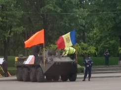 На центральной площади Кишинева появился БТР