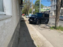 «Это мой город» - депутат Никифорчук припарковал свой внедорожник за 170 тысяч евро на тротуаре