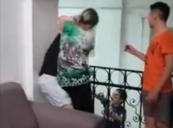 Жуткое избиение девочки воспитательницей снял на видео ученик интерната 