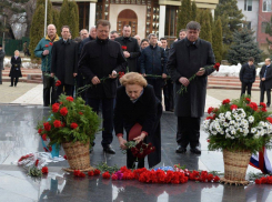 Партия социалистов возложила цветы на Мемориале «Вечность» в честь праздника 23 февраля