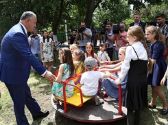 Чета Додон подарила игровую площадку отремонтированному детсаду в Садова