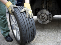 Водители начали менять зимние покрышки на летние: на некоторых автосервисах образовались очереди