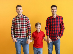 В Румынии впервые в истории гей-пара усыновила ребенка