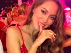 Эротический танец русской «Анджелины Джоли» без нижнего белья стал хитом соцсетей