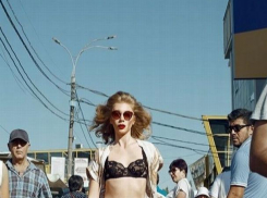 «Фу, оденься!» - по Центральному рынку Кишинева сегодня прогуливалась модель в одном лишь эротическом белье