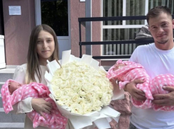 19-летняя мама выписалась из роддома сразу с тремя дочерьми