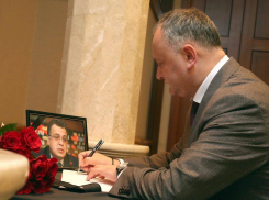 Игорь Додон оставил запись в книге соболезнований по поводу гибели российского посла в Анкаре 