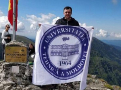 Молдавский преподаватель развернул флаг Политехнического института на вершине «румынского Эвереста»