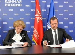 Соглашение о сотрудничестве ПСРМ и «Единой России» заключили Зинаида Гречаный и Дмитрий Медведев 