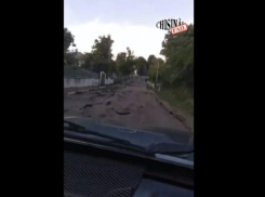 В Оргеевском районе сняли на видео полностью разгромленную ливнем асфальтовую дорогу