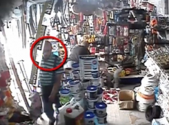 Лысый иностранец украл телефон на рынке в Кишиневе и попал на видео