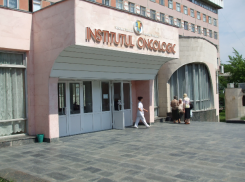 Крупную взятку с неизлечимо больного пациента потребовал врач онкологического института в Кишиневе