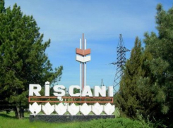 В Рышканах плюют на пандемию - десятки людей замечены на ночном отдыхе