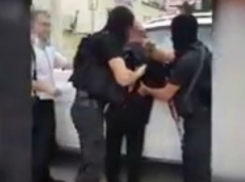 Задержание главаря банды мошенников в Кишиневе попало на видео