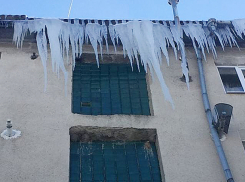 Сосульки длиною в этаж обернулись смертельной угрозой для жильцов многоэтажки в Глодянах 