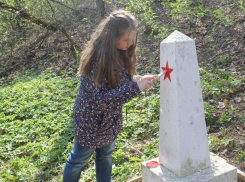 Памятник расстрелянным фашистами патриотам установили на кладбище парашютистов в Кишиневе